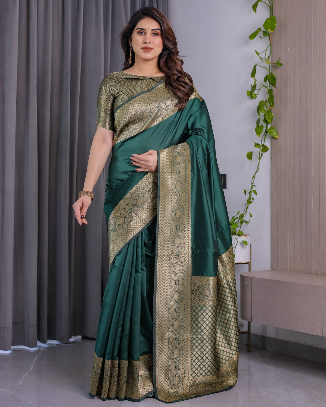 Emerald Green Pure Kanjivaram Silk Saree with Rich Golden Zari Weave & Blouse Piece – 5.5m Saree + 0.8m Blouse