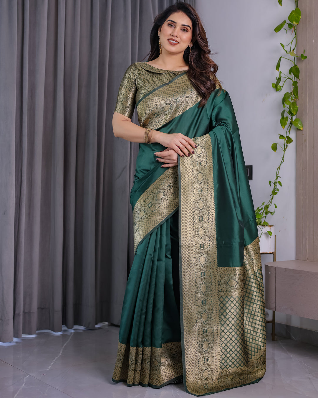 Emerald Green Pure Kanjivaram Silk Saree with Rich Golden Zari Weave & Blouse Piece – 5.5m Saree + 0.8m Blouse