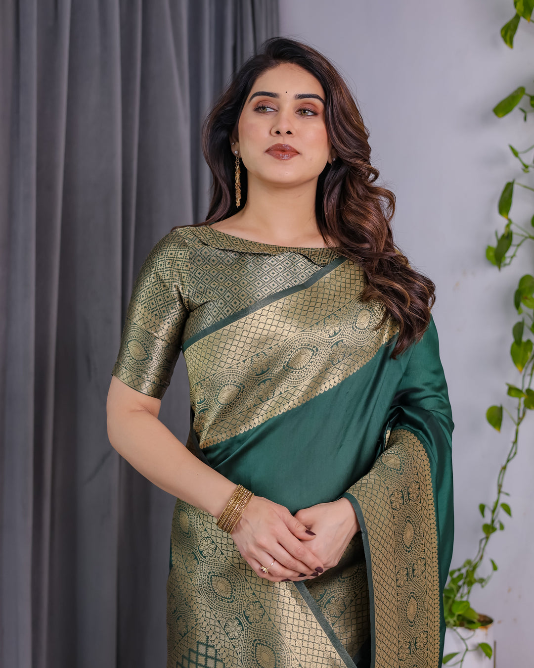 Emerald Green Pure Kanjivaram Silk Saree with Rich Golden Zari Weave & Blouse Piece – 5.5m Saree + 0.8m Blouse