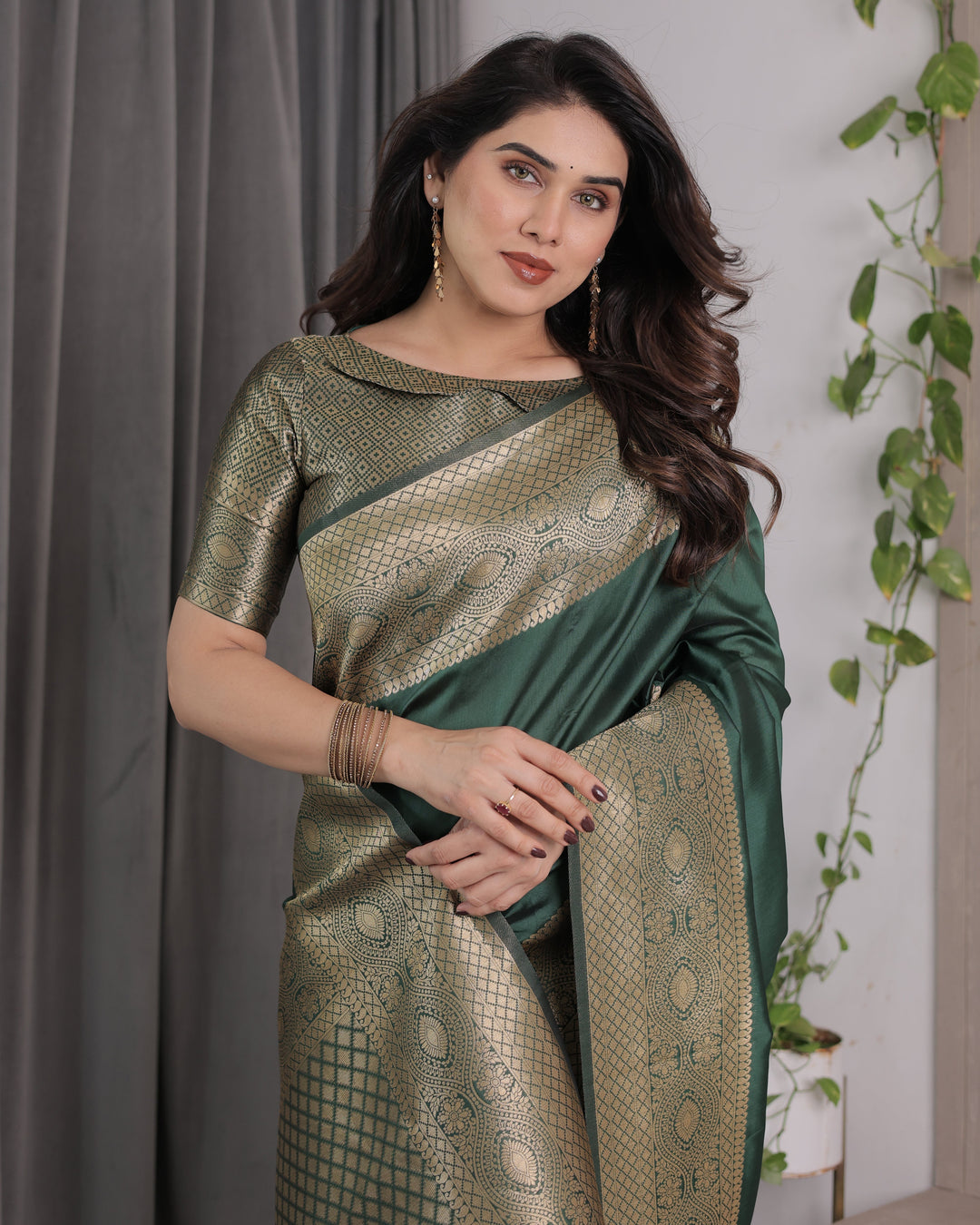 Emerald Green Pure Kanjivaram Silk Saree with Rich Golden Zari Weave & Blouse Piece – 5.5m Saree + 0.8m Blouse
