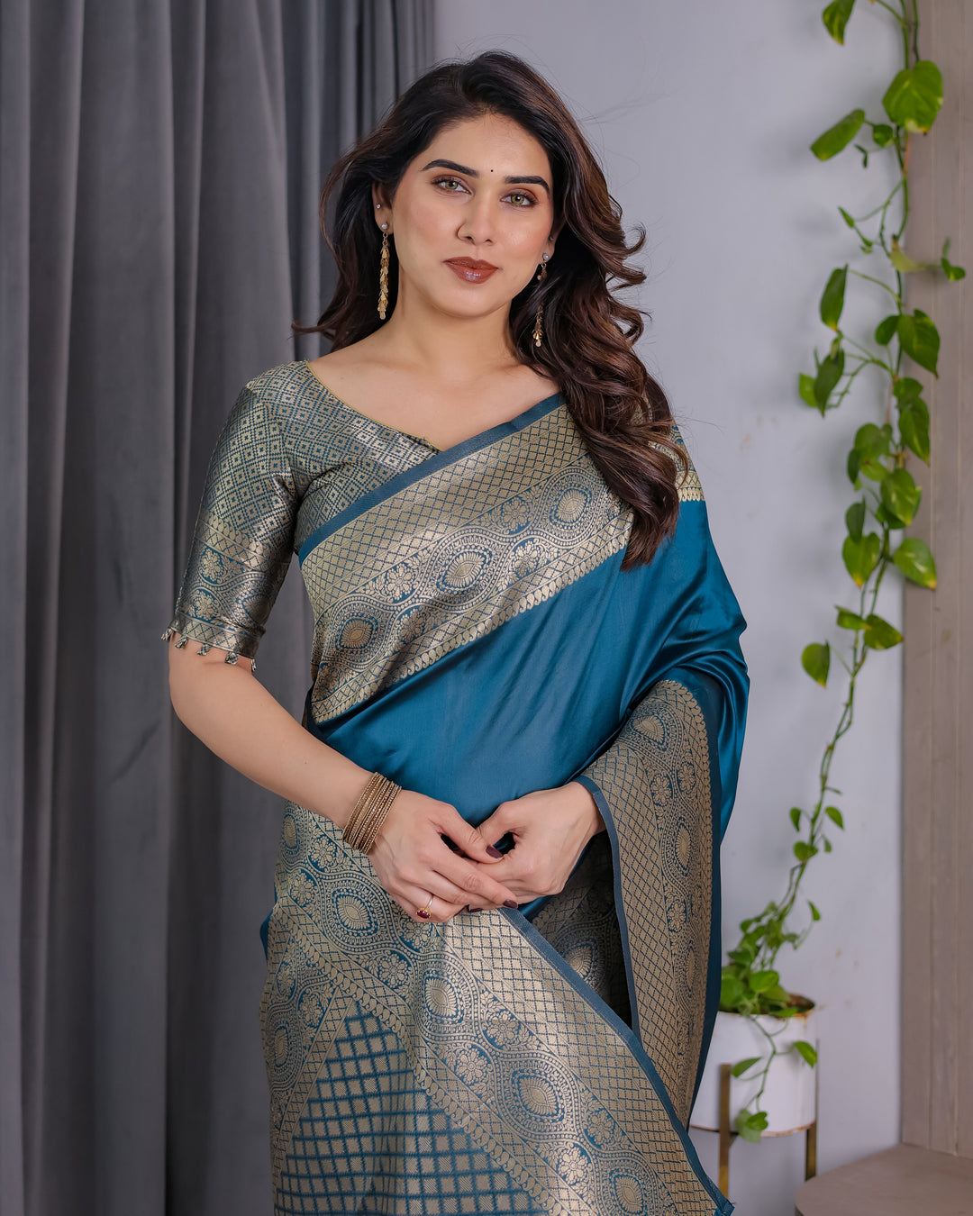 Teal Blue Pure Kanjivaram Silk Saree with Antique Golden Zari Border & Blouse – 5.5m Saree + 0.8m Blouse Piece