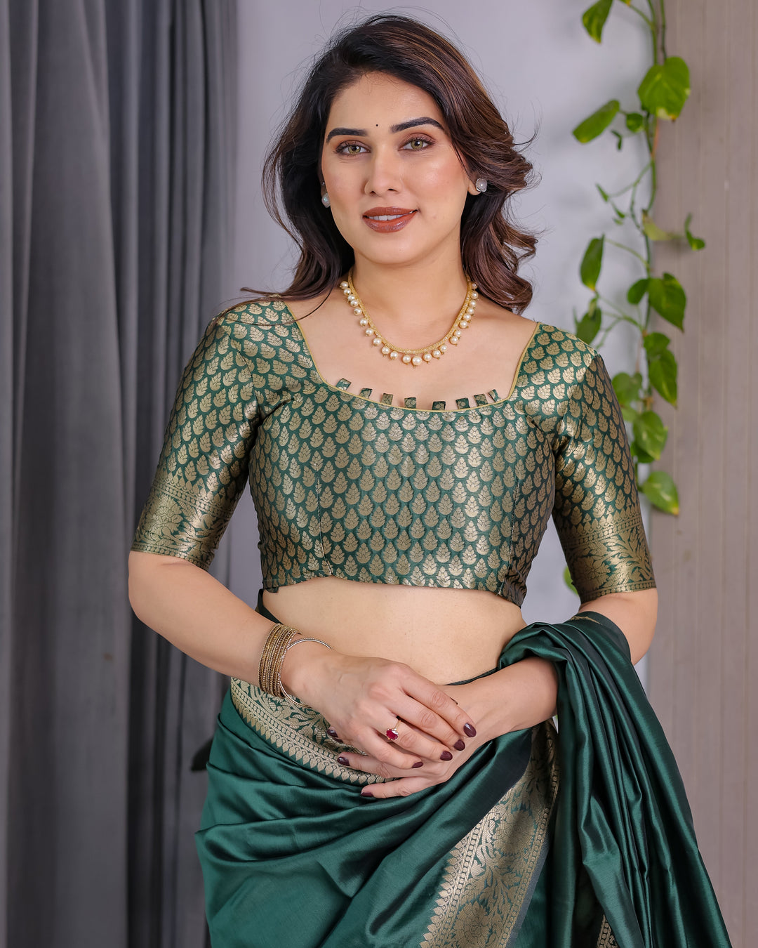 Deep Bottle Green Pure Kanjivaram Silk Saree with Floral Golden Zari Border & Blouse – 5.5m Saree + 0.8m Blouse Piece